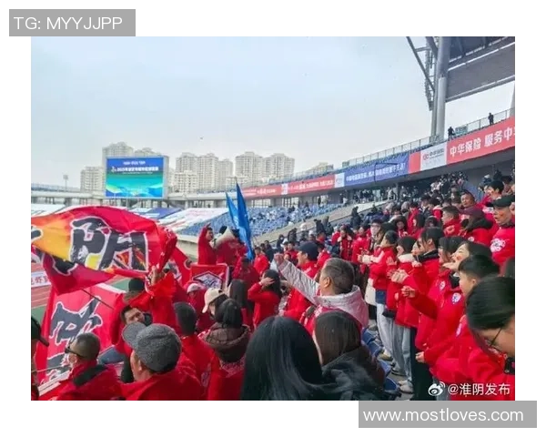 美国足球比赛热潮来袭球迷激情四溢尽享精彩赛事盛宴