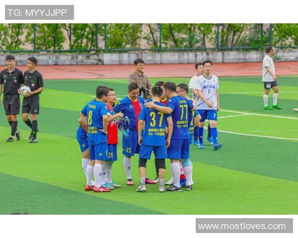 足球秀人:在绿茵场上展现激情与梦想的年轻才俊们 足球秀人:在绿茵场上展现激情与梦想的年轻才俊们