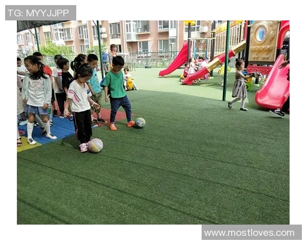 阳光下的奔跑与汗水体育课踢足球的快乐时光日记 阳光下的奔跑与汗水体育课踢足球的快乐时光日记